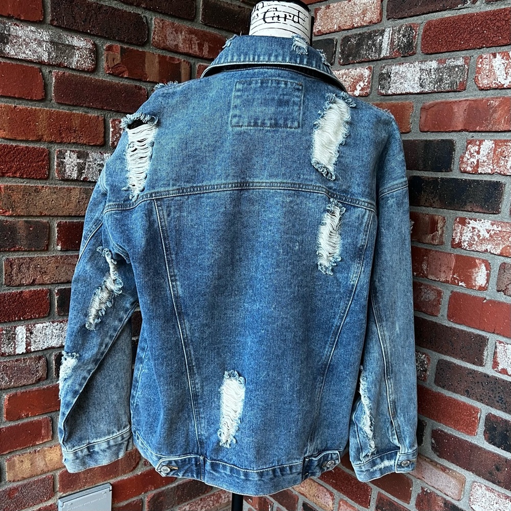FOREVER 21 DISTRESSED JEAN JACKET SIZE SMALL - Picture 4 of 12